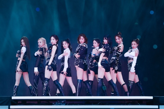 TWICE-WORLD-TOUR-READY-TO-BE-in-JAPAN