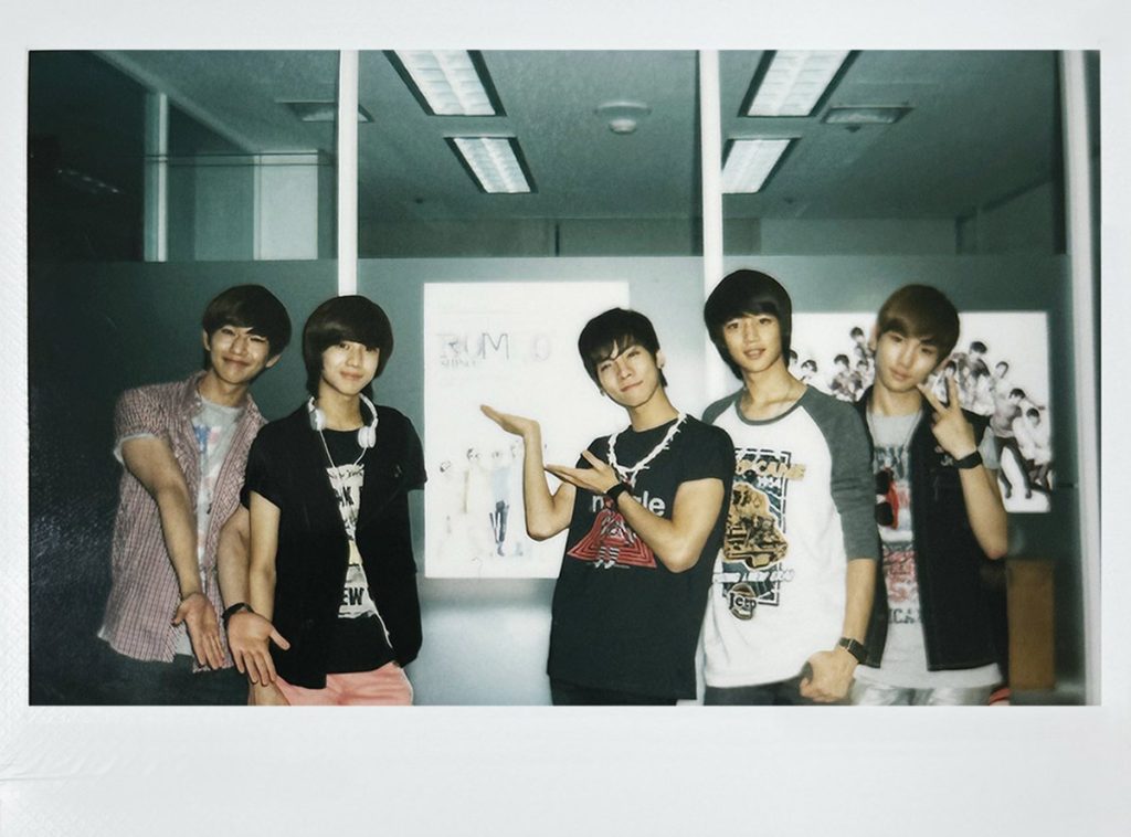 SHINee-15th-debut-anniversary-photo-with-all-five-members