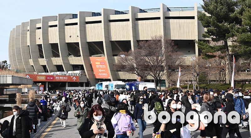 2022年3月、蚕室総合運動場主競技場で開かれた防弾少年団のコンサート会場周辺の様子