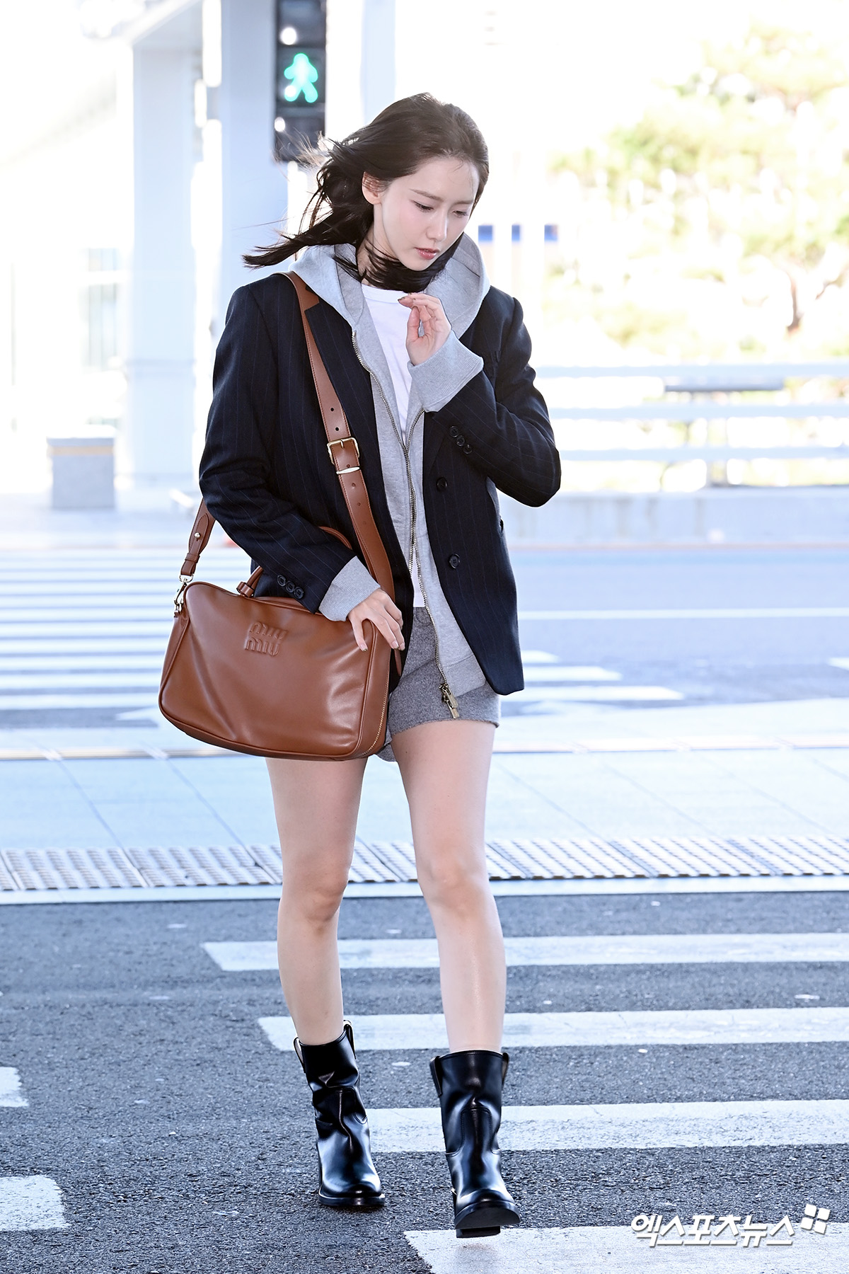 空港ファッション- 少女時代ユナ-ソンミ、ショートパンツに秋のブレザー