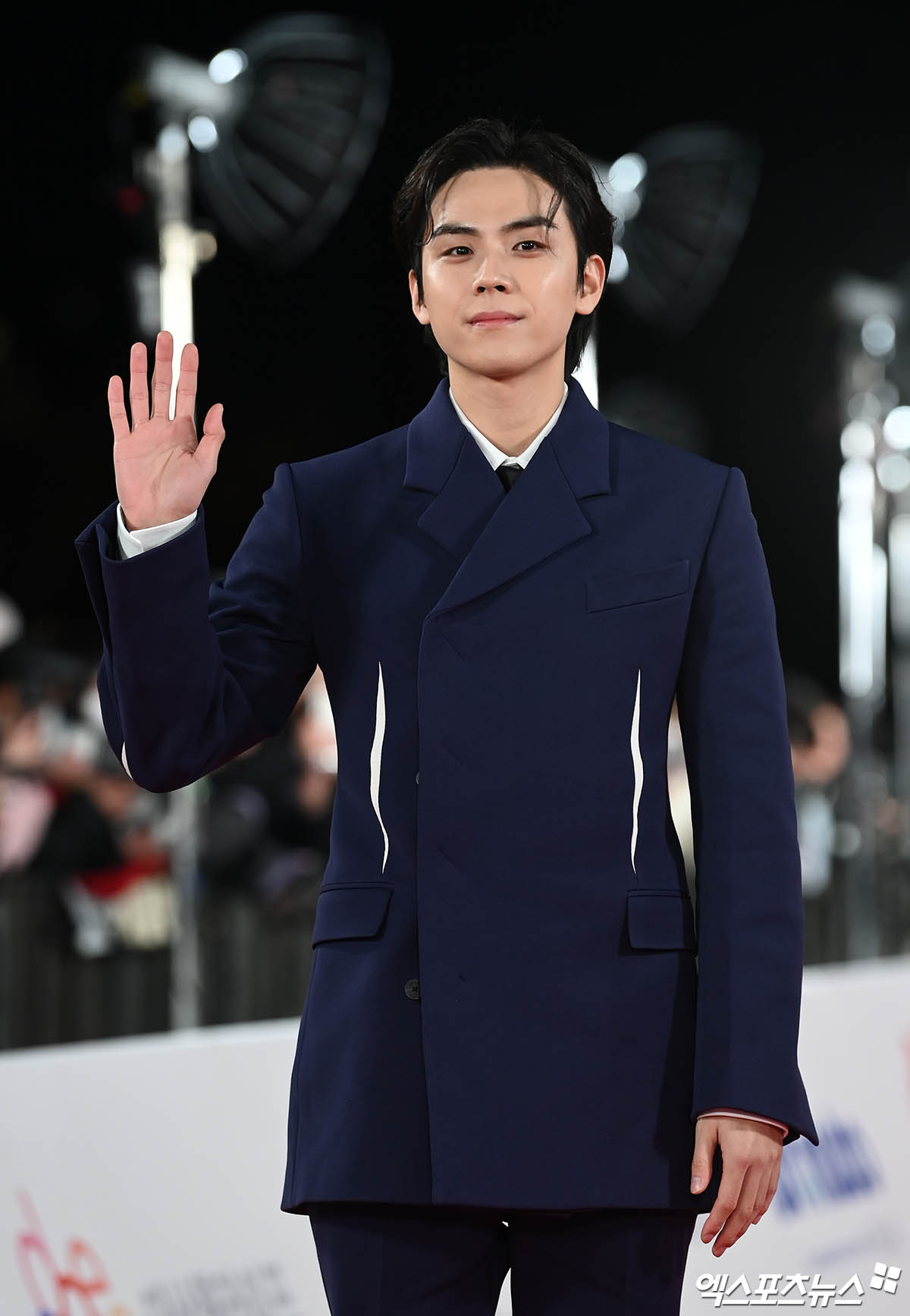 【PHOTO】俳優キム・ドフン、青龍映画賞で明るい挨拶