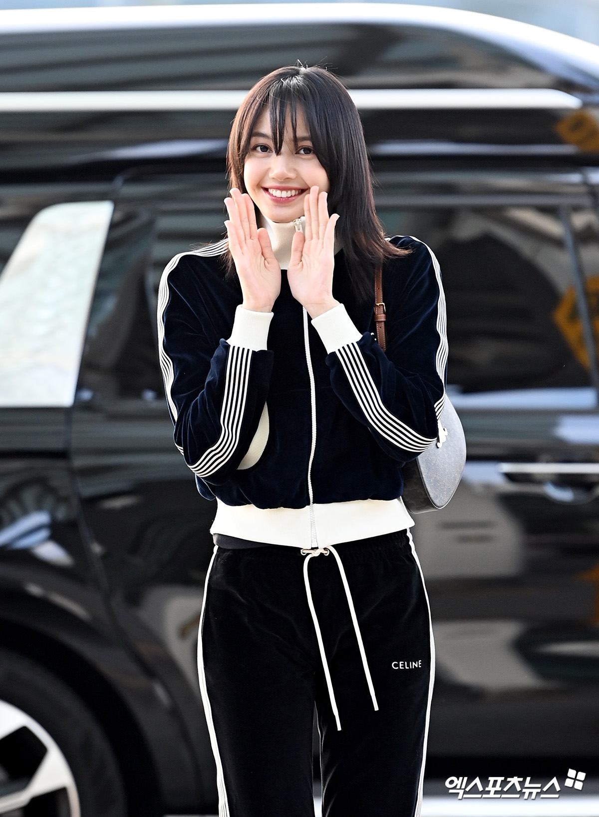 「BLACKPINK YG再契約」リサ、ファンの呼びかけに太陽のような笑顔で応える【PHOTO】 