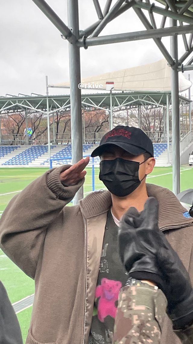 「入隊」BTS RM、訓練所入所現場を公開...目をギュッと閉じて挙手敬礼