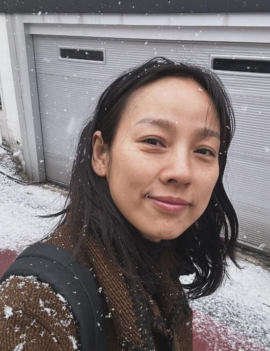 イ・ヒョリ、シワまでそのまま…補正なし100%素顔の自撮り「雪がたくさん降ってますよ」