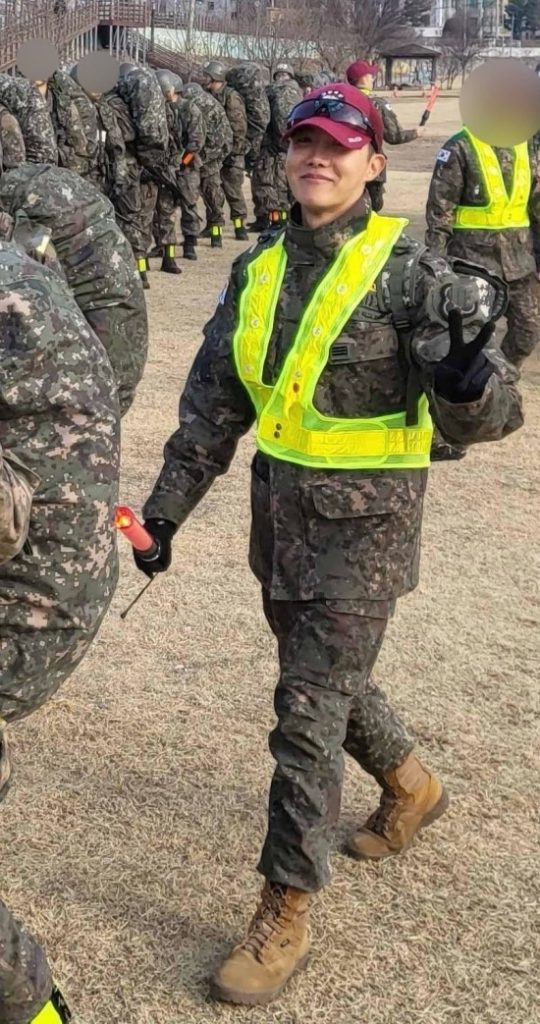 BTS J-HOPE、20km行軍後も明るい笑顔 "やっぱり特急戦士"
