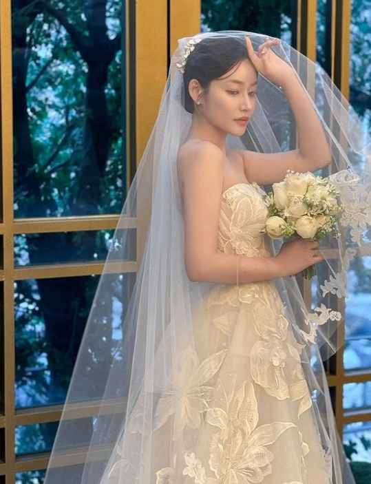 ’カン・ジョンフン♥’AOA出身のユナ、結婚式の写真公開...「幸せになります」
