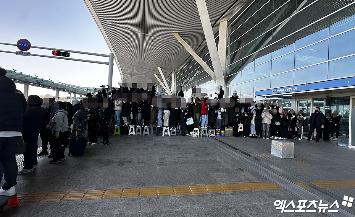 【PHOTO】SEVENTEEN ジョンハン、「ファンが殺到して崩れたライン」危険だった出国